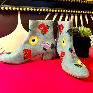 NWOT - Betsey Johnson Twiggy Light Wash Denim Floral Embroidered Booties Size 6